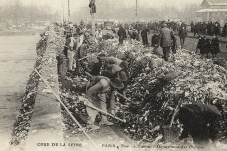Crue de la Seine en 1910 : les déchets sont jetés dans le fleuve. 